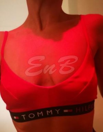 ZOE Mature Female Escort In Victoria